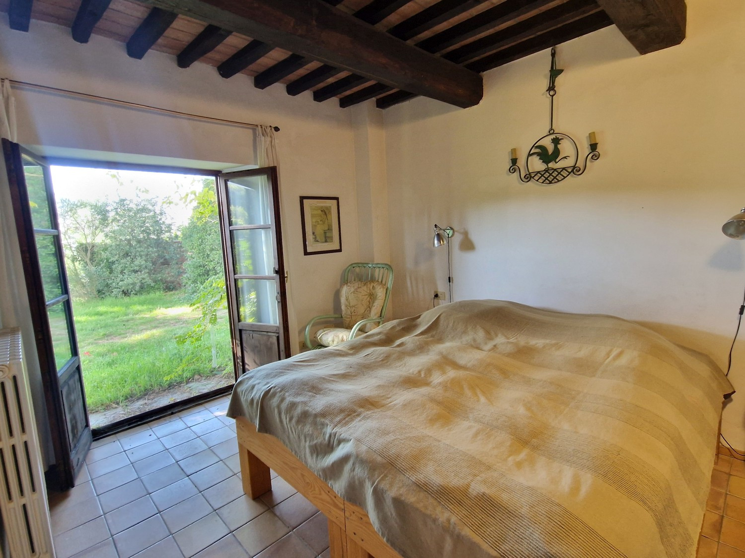 Schlafzimmer mit Steinwand